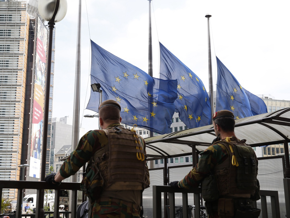 6.5月23日，在比利时首都布鲁塞尔，士兵在降半旗的欧洲理事会总部警戒。