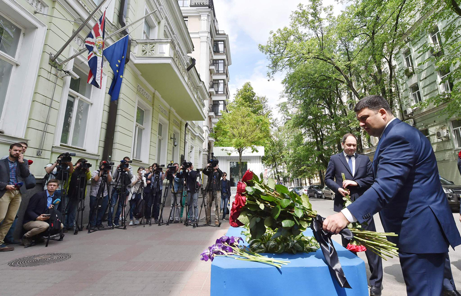 7.当地时间2017年5月23日，乌克兰基辅，乌克兰总理弗拉基米尔·格罗伊斯曼在英国大使馆献花悼念曼彻斯特爆炸案遇难者。
