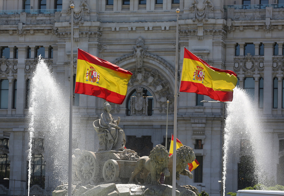 8.当地时间2017年5月23日，西班牙为曼彻斯特爆炸案中丧生的遇难者降半旗，西班牙首相马里亚诺·拉霍伊会见了英国驻西班牙大使西蒙·曼利，并一同为在曼彻斯特爆炸中丧生的遇难者默哀一分钟。