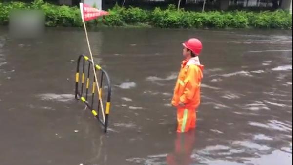 广州遭暴雨突袭，多地段浸水严重 