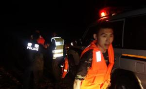 重庆奉节货车夜里坠河两人被困车顶，警民协作两小时将人救出