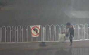 安徽男子为抄近道玩“缩骨功”被卡护栏，民警到场将其救出