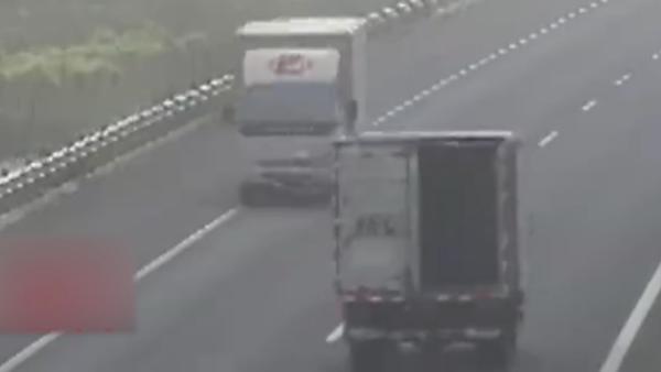 女司机高速路遮牌倒车,打开车门行驶