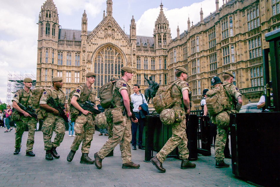 5.当地时间2017年5月24日，英国伦敦，武装军队被部署在威斯敏斯特附近加强安保。
