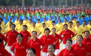 上海给市民发健身大礼包：介绍50种锻炼法，每户家庭一套