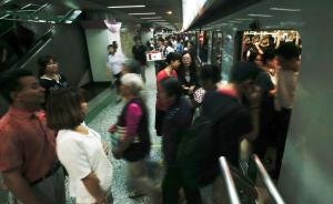 网传上海地铁早高峰“车门夹人” ，实为有人昏倒众乘客救援