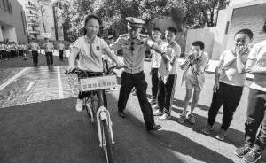 四川一小学联合交警对年满12周岁学生进行“单车驾照”考试