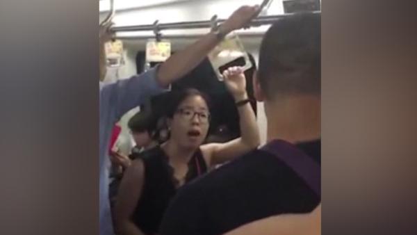 男子地铁猥亵女孩，多名女乘客挺身喝止