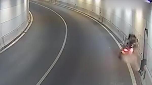 两男子骑摩托入隧道，撞墙飞出数十米