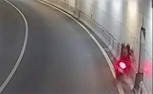两男子骑摩托入隧道，撞墙飞出数十米
