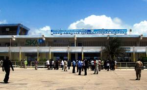 一小型飞机在索马里首都摩加迪沙机场硬着陆，机上4人生还
