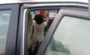 1岁幼童反锁车内1小时，民警砸窗救出