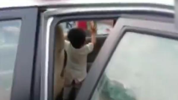1岁幼童反锁车内1小时，民警砸窗救出