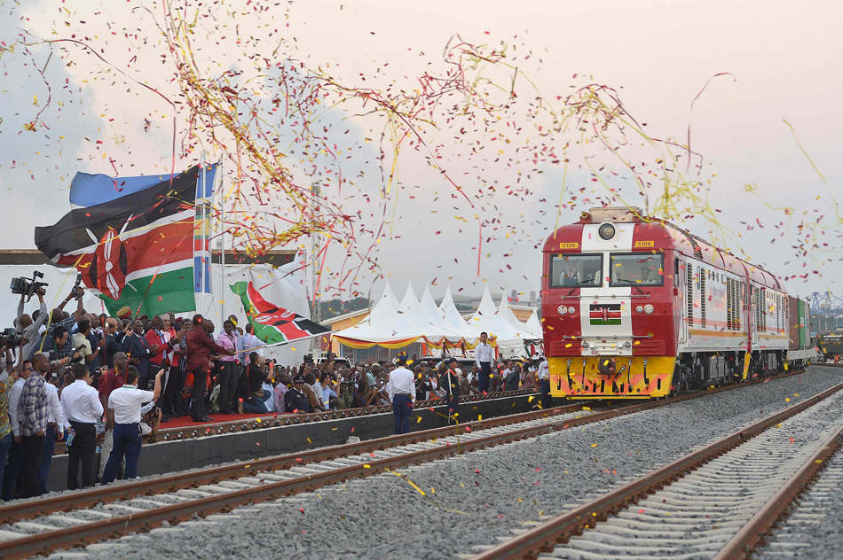 1.当地时间2017年5月30日，肯尼亚蒙巴萨，连接肯尼亚港口城市蒙巴萨和首都内罗毕的蒙内铁路正式竣工通车，蒙内铁路由中国路桥承建，全长480公里，总投资38亿美元，是肯尼亚独立以来修建的最大基建项目。