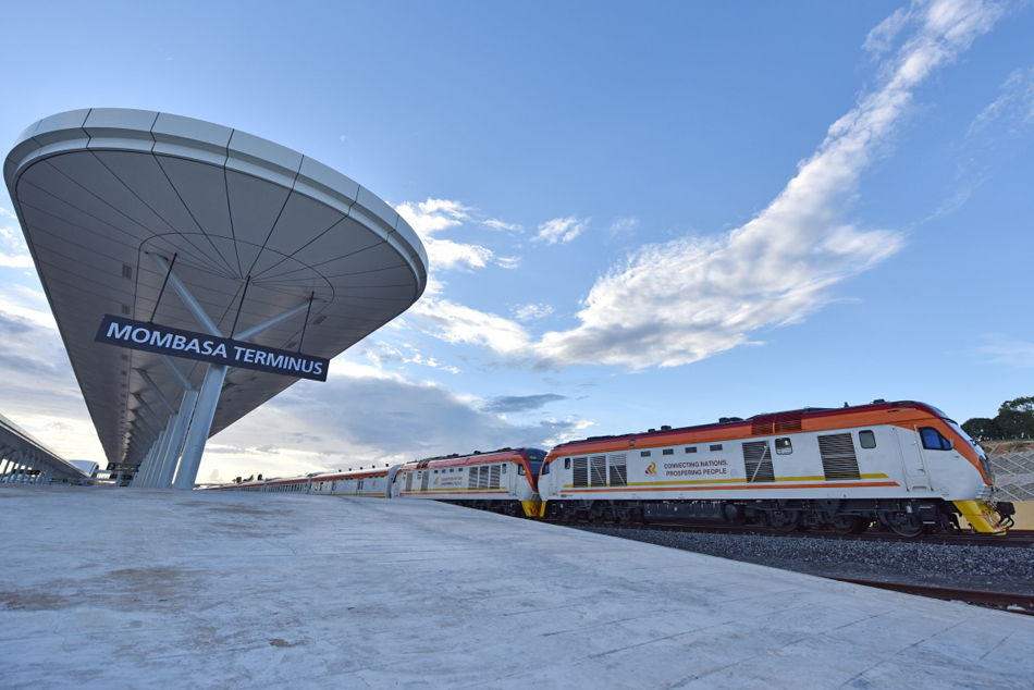 2.5月29日，在肯尼亚蒙内铁路蒙巴萨西站，一列测试列车驶出车站。