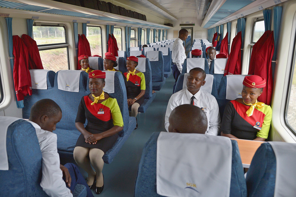4.当地时间2017年5月29日，肯尼亚蒙巴萨，乘务人员等待列车开往内罗毕。连接肯尼亚港口城市蒙巴萨和首都内罗毕的蒙内铁路正式竣工通车，蒙内铁路由中国路桥承建，全长480公里，总投资38亿美元，是肯尼亚独立以来修建的最大基建项目。