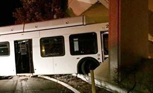 澳门一旅游巴士发生重大交通事故，29名内地游客受伤