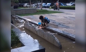 视频｜奶奶把1岁孙子浸在景观池脏水里，称“抵抗力会更好”