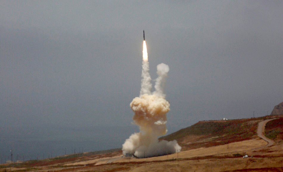 2.2当地时间2017年5月30日，美国加州范登堡空军基地，美国进行拦截洲际弹道导弹的试验。这是美国第一次尝试拦截和摧毁洲际导弹。