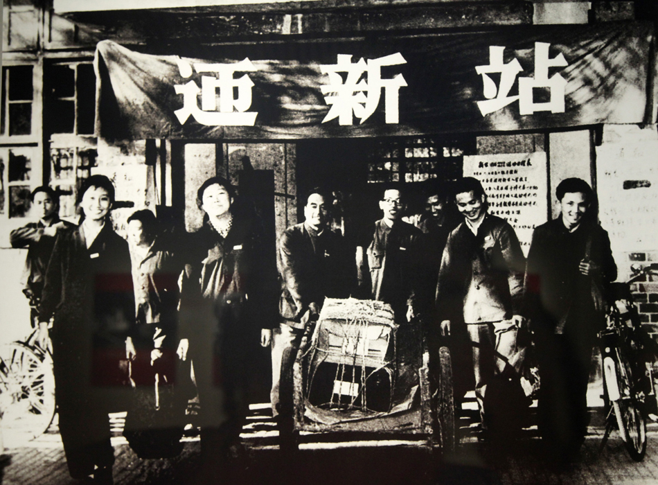 5.图为1978年春，北京大学迎来恢复高考后录取的第一批新生。