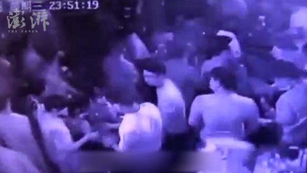 两女子因抢红包酒吧打架，保安拉架受伤