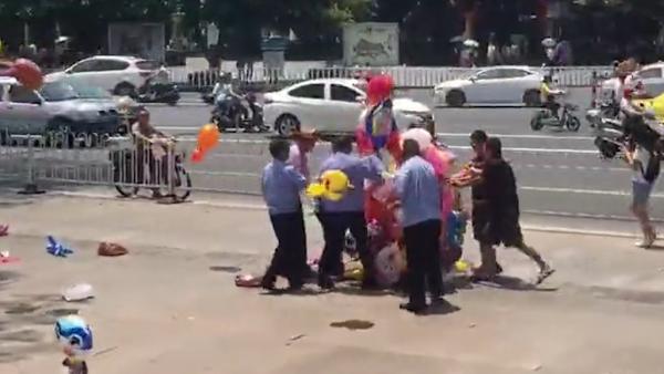 城管执法扎破摊贩气球，被批评教育