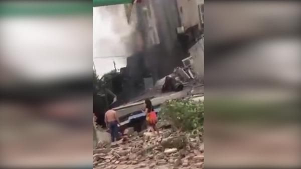 饭店煤气罐爆炸房屋坍塌,致3死11伤