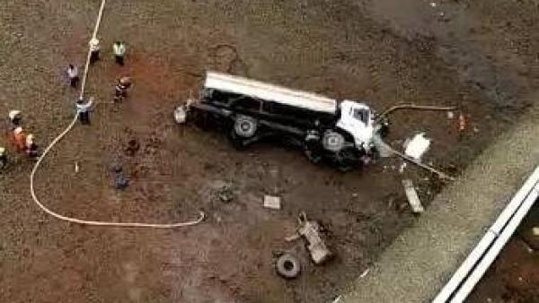 油罐车坠落40米高大桥，司机当场死亡