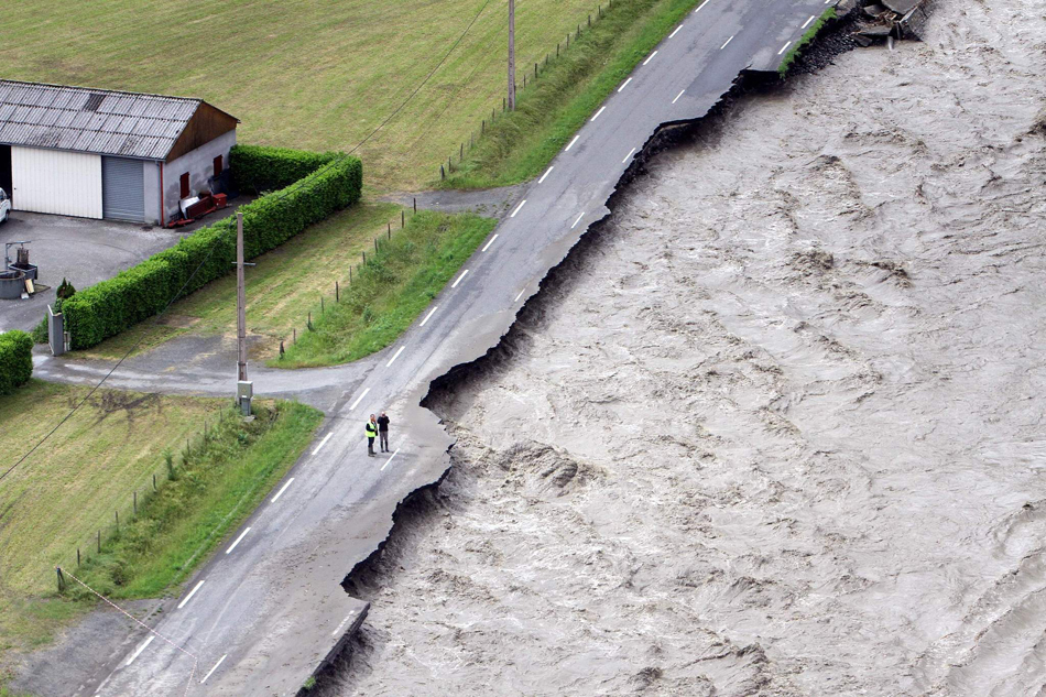 2.当地时间2013年6月19日，法国维隆，洪水冲垮道路。非季节性风暴的袭击在法国大量地区造成灾害。