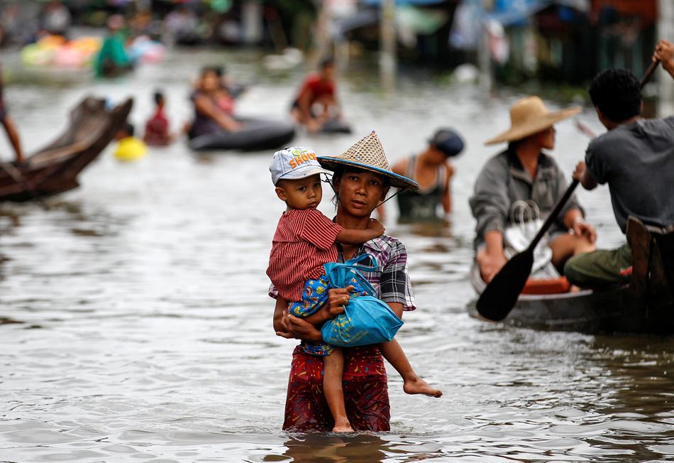 6.当地时间2016年8月12日，缅甸伊洛瓦底江地区，当地遭受暴雨引发的洪水，道路积水，房屋被淹。据缅甸政府估计，约有42万人受灾。