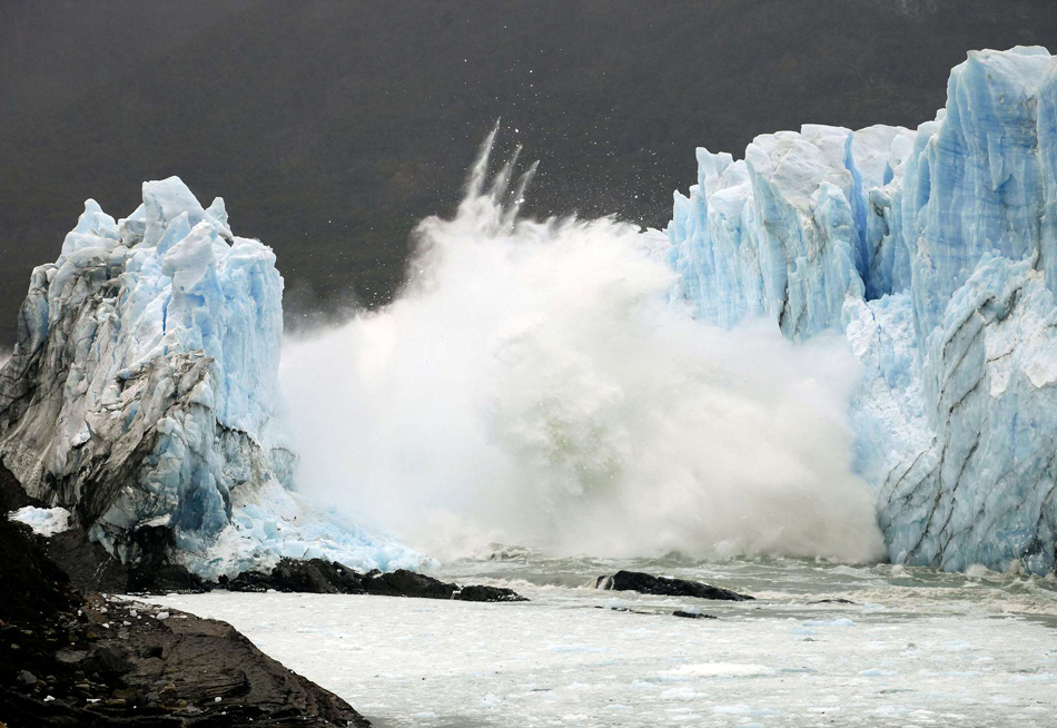 15.当地时间2016年3月10日，阿根廷圣克鲁斯省西南部冰川国家公园中的莫雷诺冰川﻿拱门“冰桥”部分发生裂缝和垮塌。