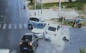 油门当刹车致连环撞,两人“死里逃生”