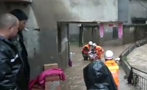 福建遭暴雨袭击：消防员“孤岛”救孕妇
