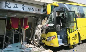 澳门旅游巴士事故伤者增至32人，司机涉嫌危险驾驶已被捕