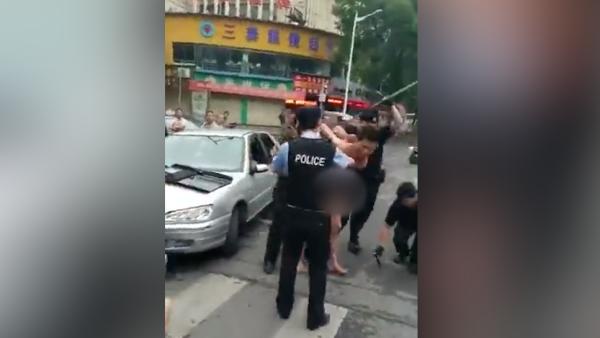 武汉男子赤裸身体当街捅人，致1死3伤