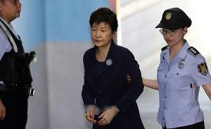 朴槿惠今日再次出庭受审，手戴保护套引人注目