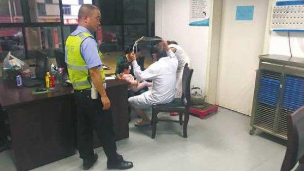 女童高烧被堵隧道,交警狂奔4公里送医