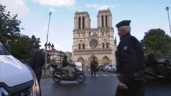 40岁男子巴黎圣母院袭警，自称IS成员