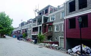 北京通州天鹅堡别墅区违建十年不断，家家抢盖逼走物业