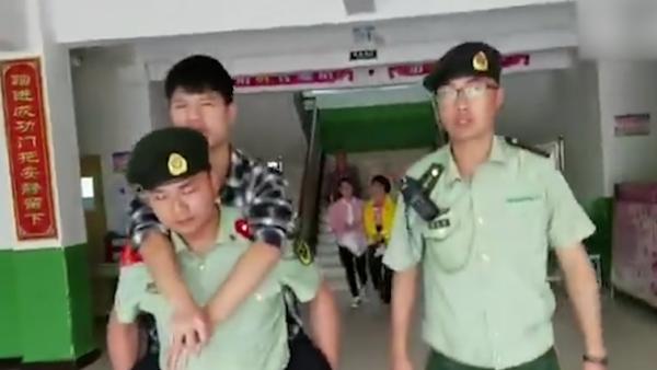 高考生脚伤骨折，武警战士背赴考场