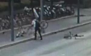 男子在上海街头“怒扔”共享单车致拥堵