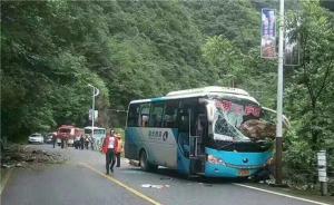 神农架开往宜昌一大巴被山上滑落巨石砸中，司机不幸身亡