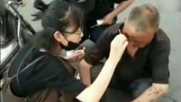 老人骑电动车摔伤,路人纷纷伸援手