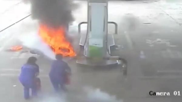 摩托车加油起大火，员工冒险10秒扑灭
