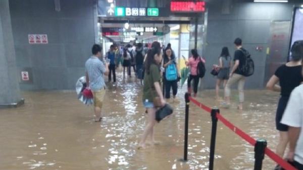 暴雨突袭，深圳部分地铁站成“水帘洞”