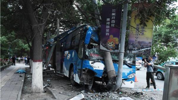 通勤车突撞公交车站，已致5人伤亡