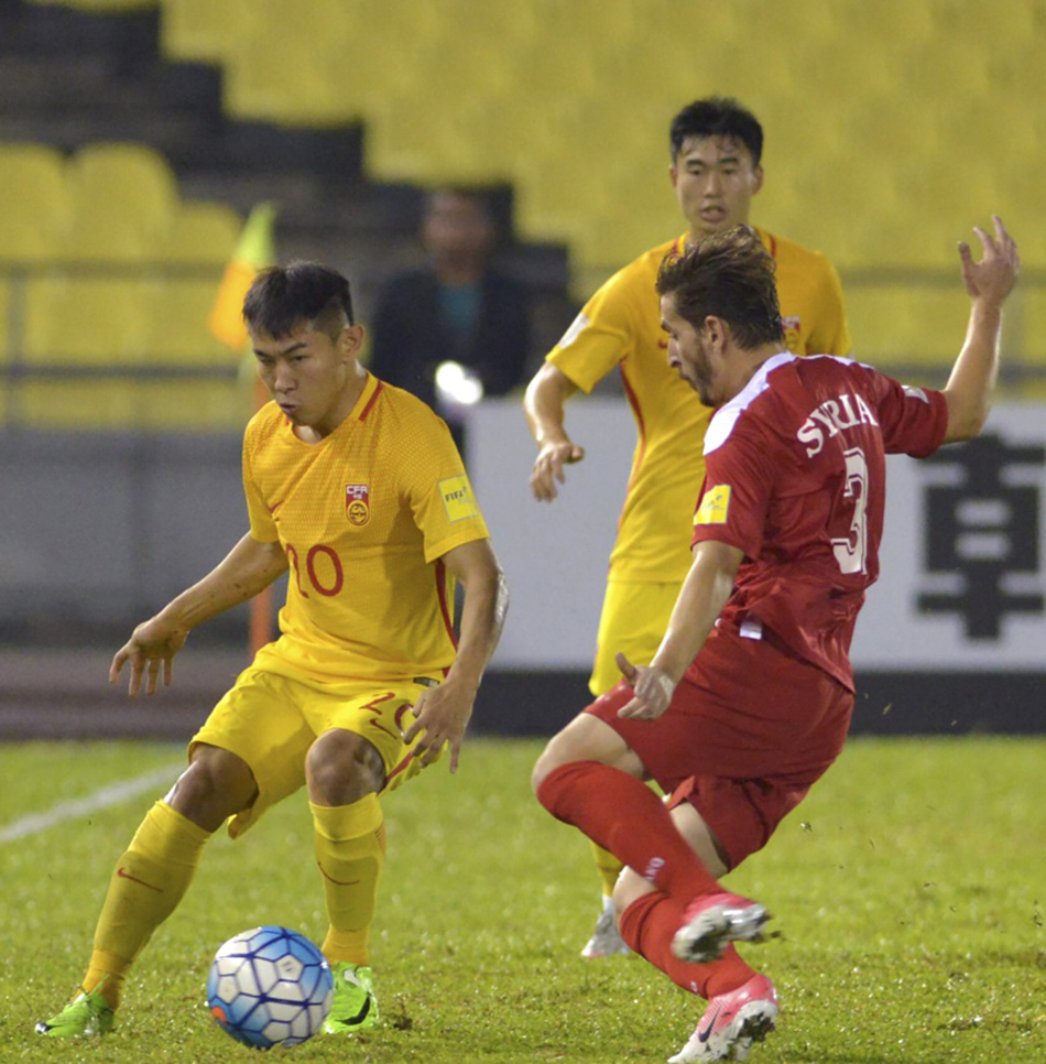 6月13日，中国队球员于汉超（左）在比赛中控球。新华社