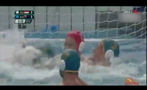 视频｜男子水球比赛暴力一幕，匈牙利不满澳大利亚追平致互殴