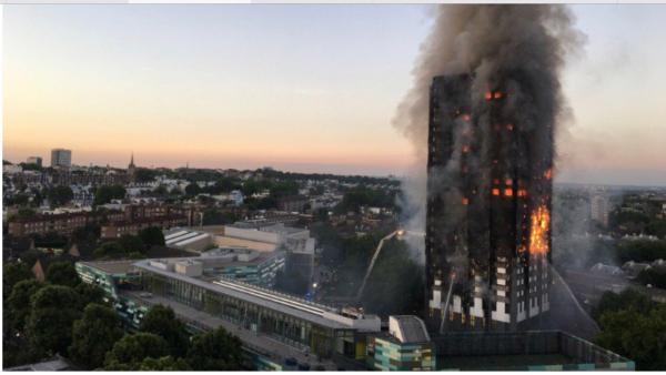 伦敦24层公寓大火：有人晃手机屏呼救