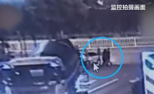 3假警察取款机外抢劫:强行戴手铐